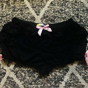🎀 FINESSE Black Ruffle Lace booty shorts 🎀